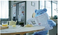 Bob, mascotte de la marque depuis plus de 40 ans, est devenue vedette de vidéo. L'ours bleu a aussi sa page Facebook.