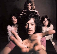 Le quadra s'évade par la musique. en écoutant ses groupes préférés, parmi lesquels figure Led Zeppelin.