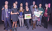 Les lauréats des Trophées Marketing Client 2012 et les partenaires de l'événement posent pour la photo souvenir.