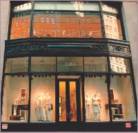 L'enseigne de mode Zara communique via ses vitrines.