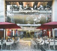 L'extérieur de la boutique des Champs-Elysées joue sur la transparence et Pespace. Avec 1 200 m2 et 4 étages, c'est la boutique Hâagen-Dazs la plus grande du monde.