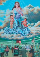 Pour symboliser la déification des célébrités, Partiste Kate Kretz a peint Angelina Jolie en Vierge Marie survolant un supermarché.