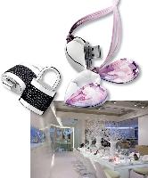 Pour rendre les perles et pierres en cristal Crystallised TM - Swarovski Eléments accessibles à tous, un nouveau concept de magasin a ouvert à Londres, en janvier.