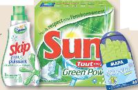 Petits et puissants comme Skip (Agence Vibrandt), verts comme Sun Power Green (dragon rouge), ou référencés hypoallergéniques pour mains sensibles comme Mapa (carré noir), les produits d'entretien affirment une identité propre.