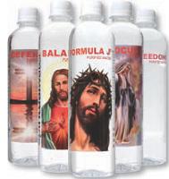 Aux Etats-Unis, la marque Spiritual Water propose de l'eau en bouteille avec des illustrations religieuses, des prières et des messages spirituels.
