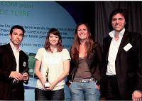 Serge Amabile (LaSer) a remis le Trophée du marketing relationnel à Eve Martin et Soraya Ould Lamara (Chewing Corn) ainsi qu'à Frédérick Bénichou (Isobar).