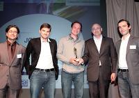 Albert Asseraf (JCDecaux) a remis le Trophée Créativité Médias à Romain Van Den Plas (McCann Paris), Olivier Philippe (MRM Worldwide), Pierre Maesen (Opel) et Pierre-Olivier Calande (MRM Worldwide).