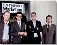 Frédéric Montagnon (Nomao), François Garcia et Maxime Garigue (X-Prime iD) ont reçu le Trophée Créativité médias des mains d'Albert Asséraff (JCDecaux).