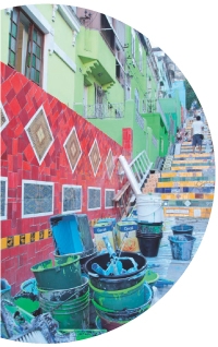 Rio de Janeiro, quartier de Santa Theresa. Peinture d'une rue par les habitants et les artistes locaux, réalisée en mars dernier.