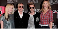 Tommy Hilfiger, son épouse et les membres de The Ting Tings pour le lancement de Loud à Berlin.