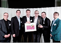 L'agence Equal, pour Samsung Electronics France, a reçu le Trophée Etudes des mains de François Laurent (Adetem), à droite.