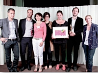 L'agence Posterscope, pour Inpes, a reçu le Trophée Stratégie de communication des mains de Sylvia Tassan-Toffola (TF1 Publicité 361 et Digital),à droite.