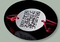 Le premier bracelet à QR code permet de scanner la future âme soeur.