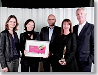 L'agence HighCo Shopper, pour Franprix, a reçu le Trophée Marketing relationnel des mains de Didier Barbé (IBM), à droite.