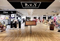 Le nouveau concept de BuY Paris emprunte les codes du grand magasin et du chic parisien. Il offre aussi une quinzaine de références MDD.