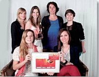 L'agence Dagobert, pour Cacharel, a reçu le Trophée Marketing digital des mains de Sophie Poncin, directrice de la régie d'Orange, Adverting Network, au centre.
