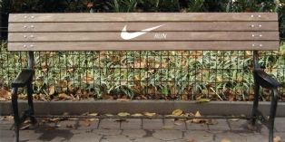 Nike Run sur un banc public