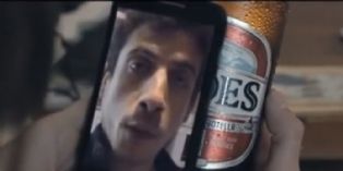 En Argentine, les bouteilles de bière diffusent des messages vidéos via des QR codes