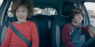 Dacia met des enfants au volant pour ses 10 ans