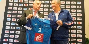 La Caisse d'Épargne apparaît désormais sur le maillot des joueurs de l'équipe de France de handball emmenés par Claude Onesta (à droite)