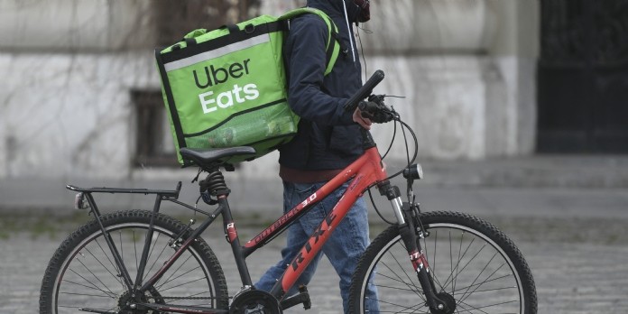 Covid-19: Carrefour s'associe à Uber Eats pour livrer les consommateurs