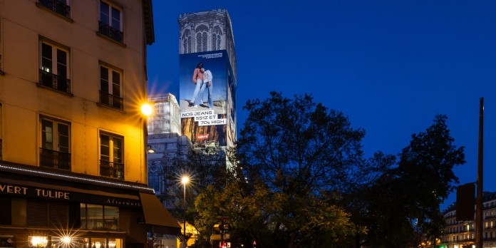 Levi's et l'agence OMD installent des affichages dépolluants à Paris